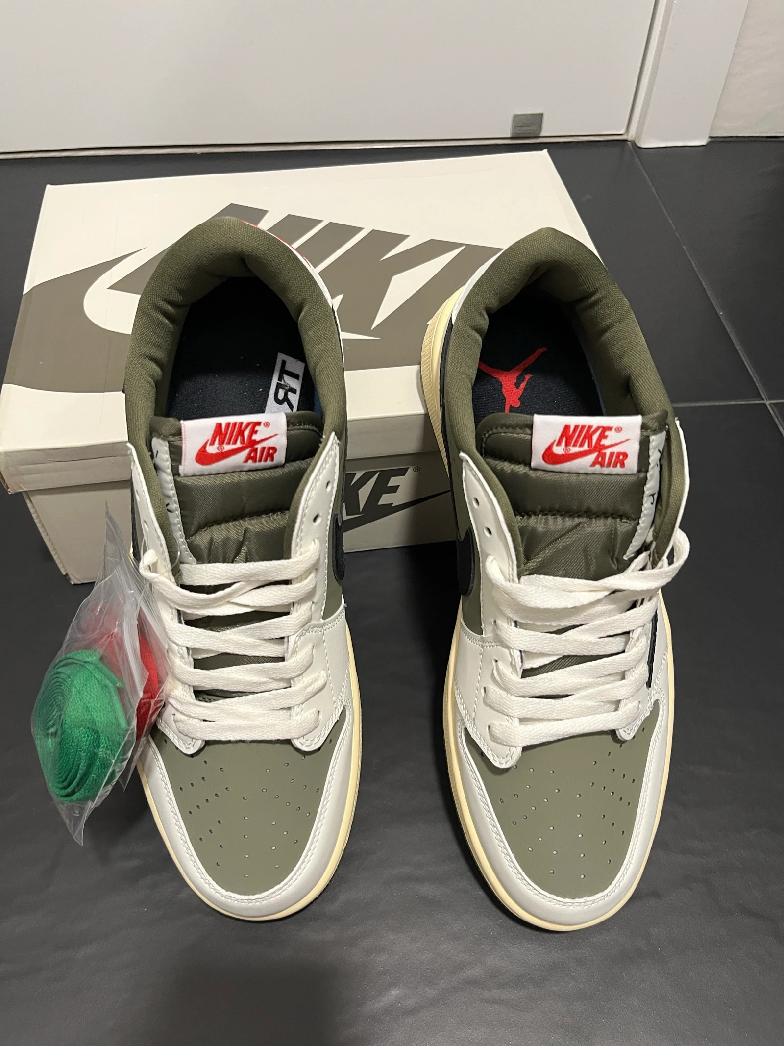 Travis Scott x Air Jordan 1 Low OG Olive – photo 2